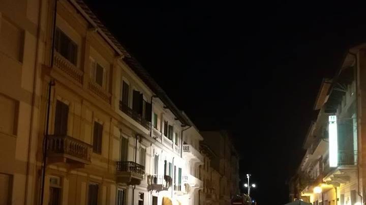 La squadra dei vigili del fuoco in via Giusti