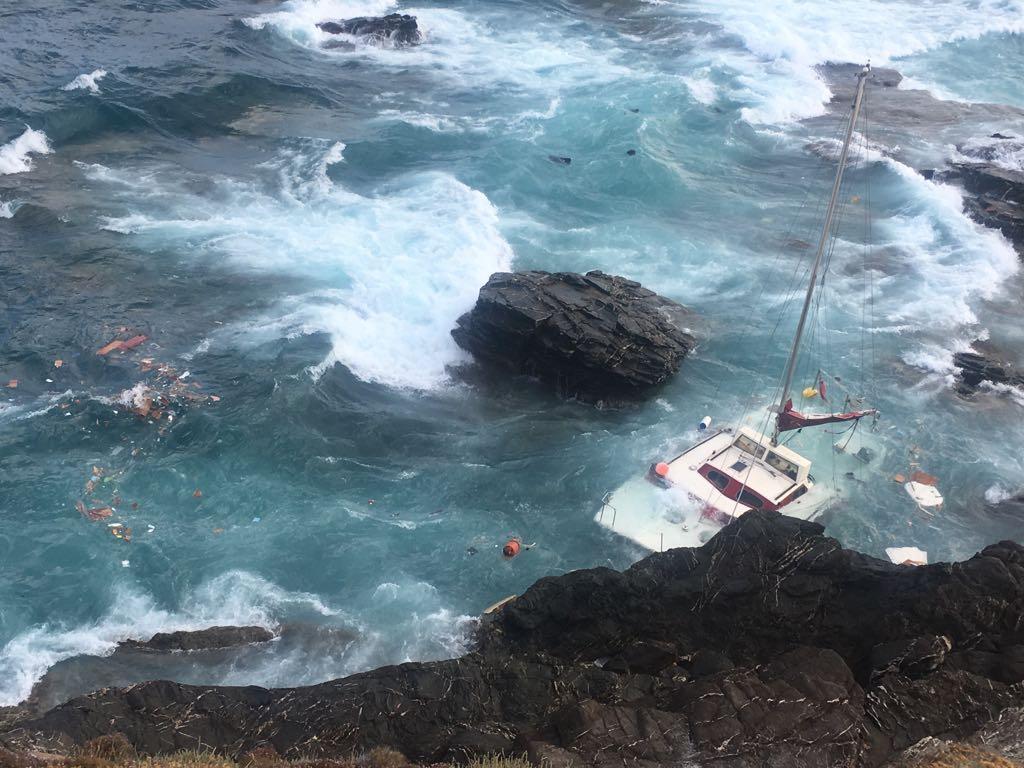 Allarme a Torre dei Corsari: imbarcazione sugli scogli, possibili vittime