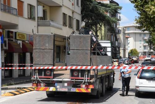 Il camion che ha investito la donna (foto agenzia Bf)