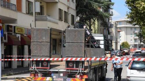 Il camion che ha investito la donna (foto agenzia Bf)