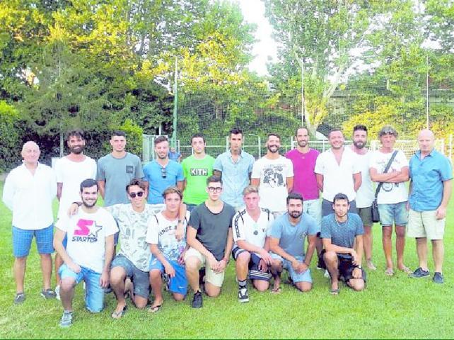 Il gruppo dei giocatori del nuovo Rosignano che riparte dalla Seconda Categoria