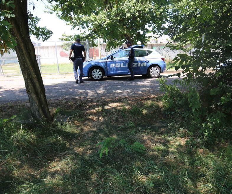 Reggio Emilia, violentata mentre passeggiava di sera: caccia a uno straniero sui 30 anni 
