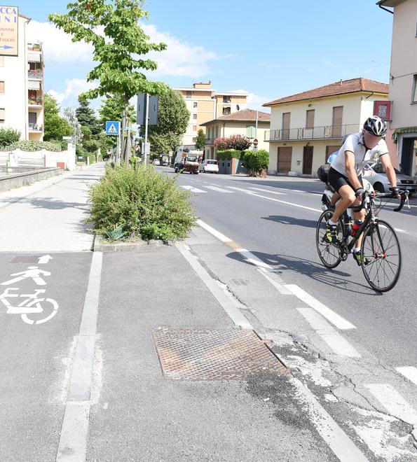 L’anarchia su viale Puccini per la pista ciclabile snobbata 