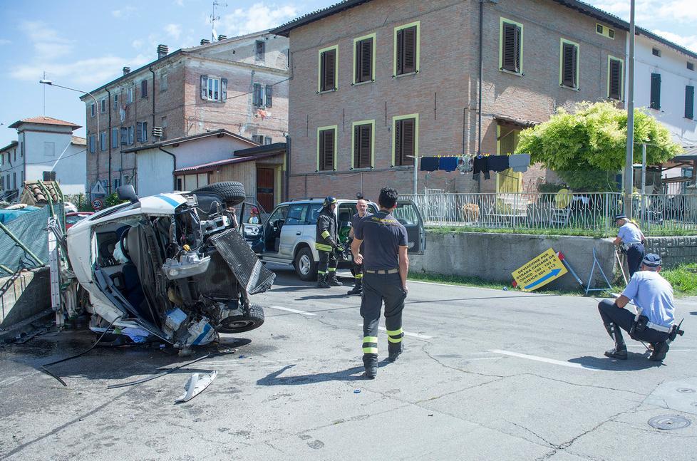 Modena. Schianto all’incrocio, tragedia sfiorata I residenti: «Rischiamo la vita» 