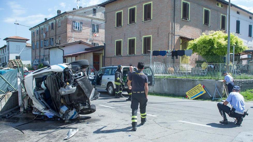 Modena. Schianto all’incrocio, tragedia sfiorata I residenti: «Rischiamo la vita»