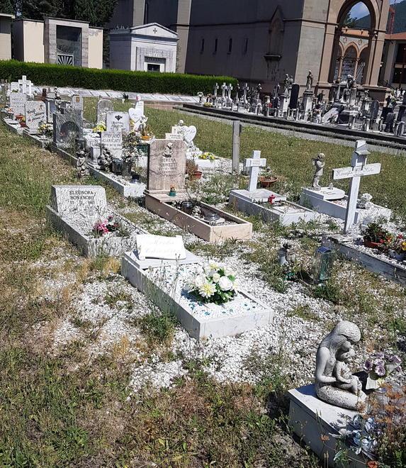 Incuria al cimitero «Le tombe dei bambini circondate da erbacce»