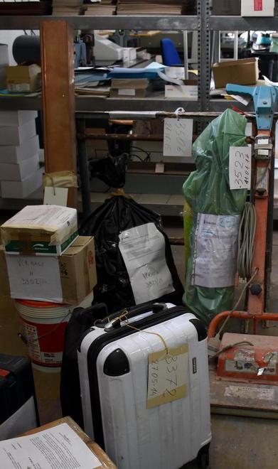 Toga e dentiera nel bazar di oggetti smarriti dai pratesi e dati in beneficenza 