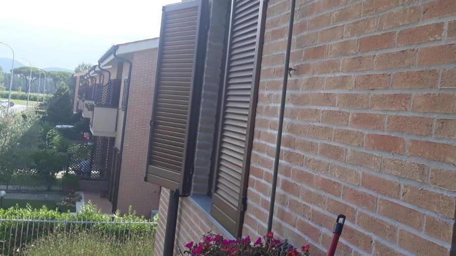 Mentre sono a cena in casa i ladri li derubano di tutti i preziosi