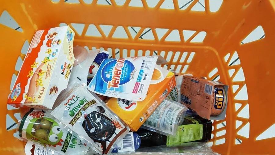 Ruba al supermercato e infila la merce nello zainetto del figlio