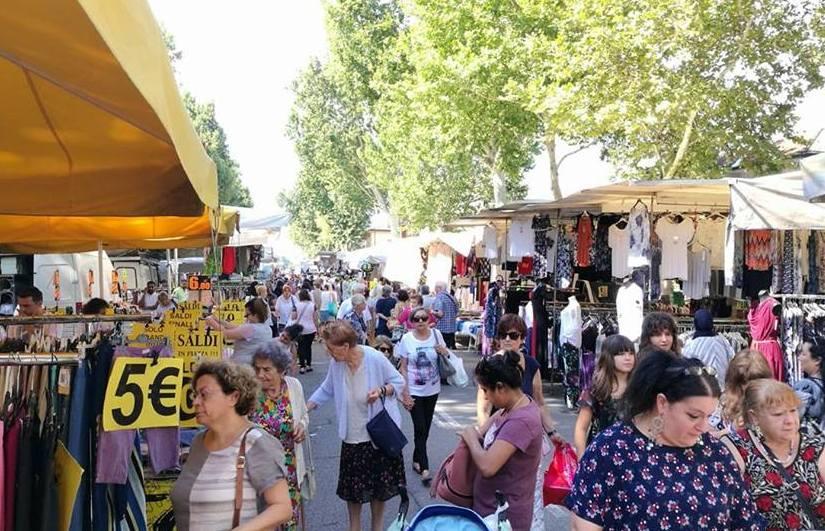 Mercato in via Ugo da Carpi Piace a bar, negozi e clienti 