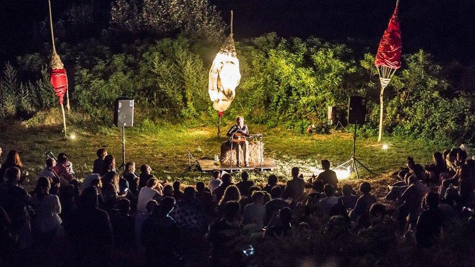 Celestini e Carotone star nel primo teatro fatto di paglia