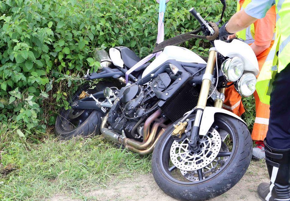 Perde il controllo della moto e finisce nel fosso Ferito un giovane 