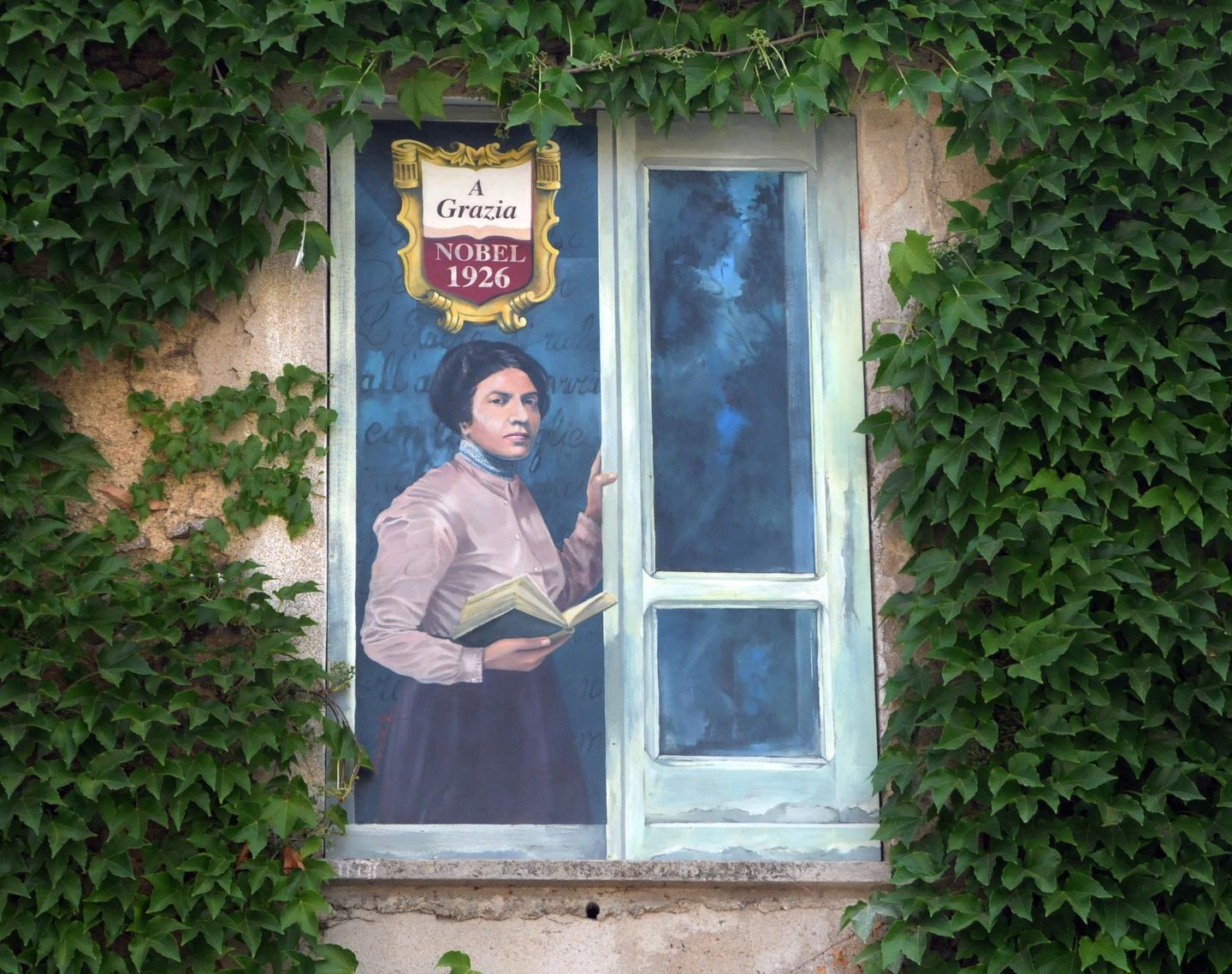 Murale tra il verde per “L’edera” di Grazia Deledda