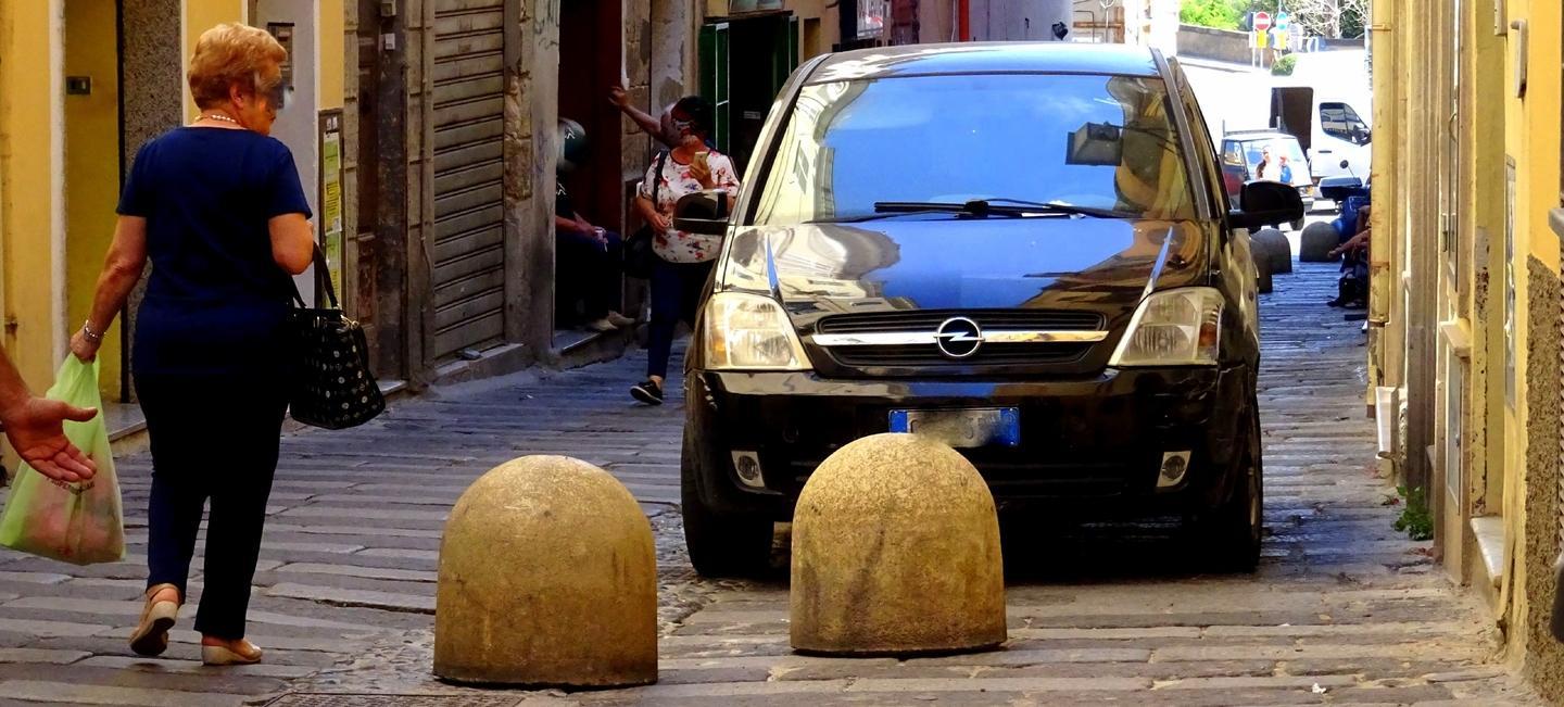 Panettoni “ballerini” e automobilisti incivili 