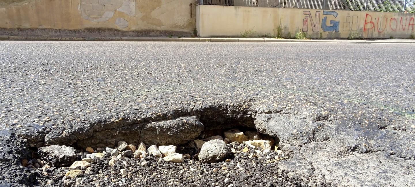 Pericolosa buca all’altezza di una curva