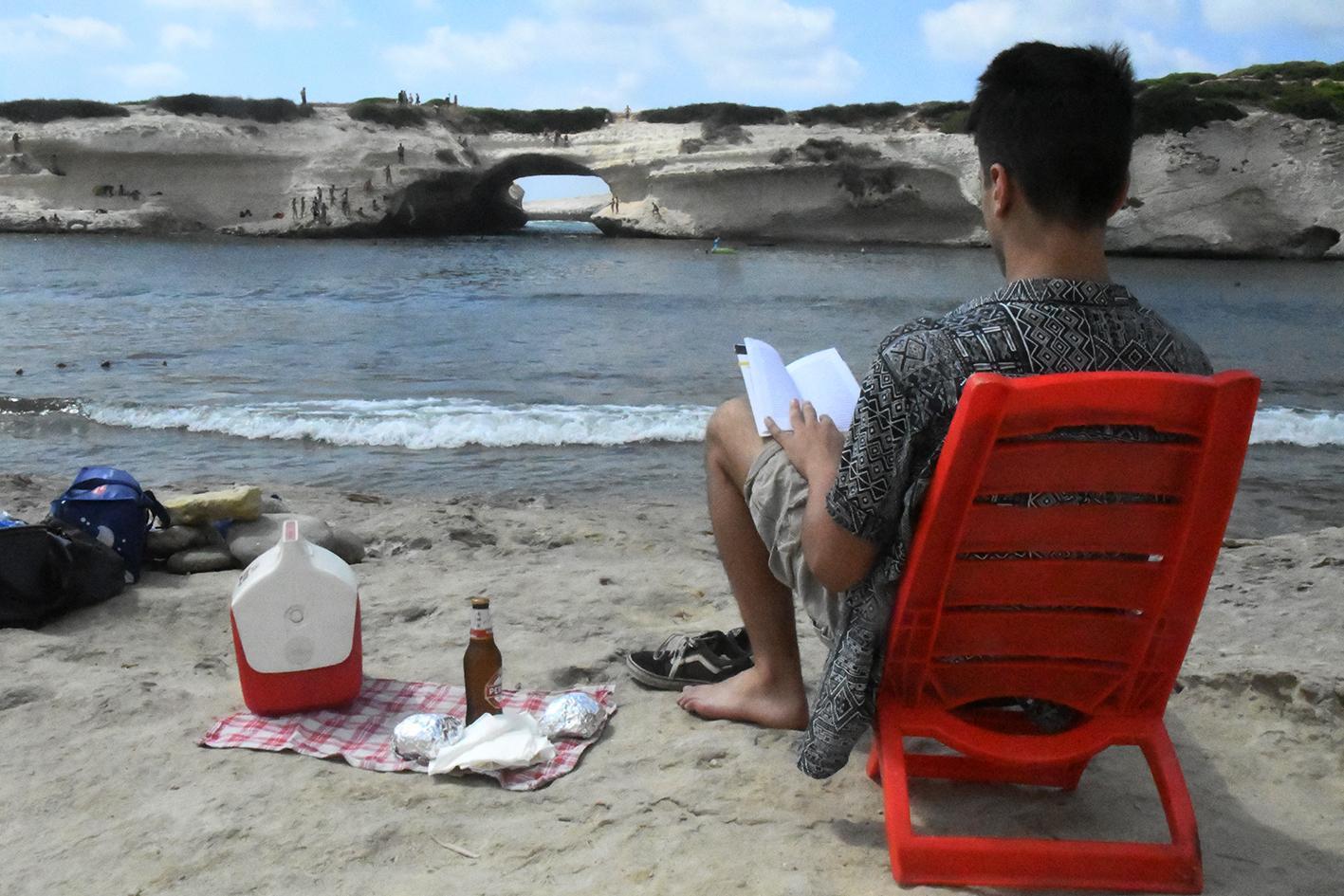Divieto di consumare cibi e bevande nella spiaggia di S'Archittu (foto Francesco Pinna)