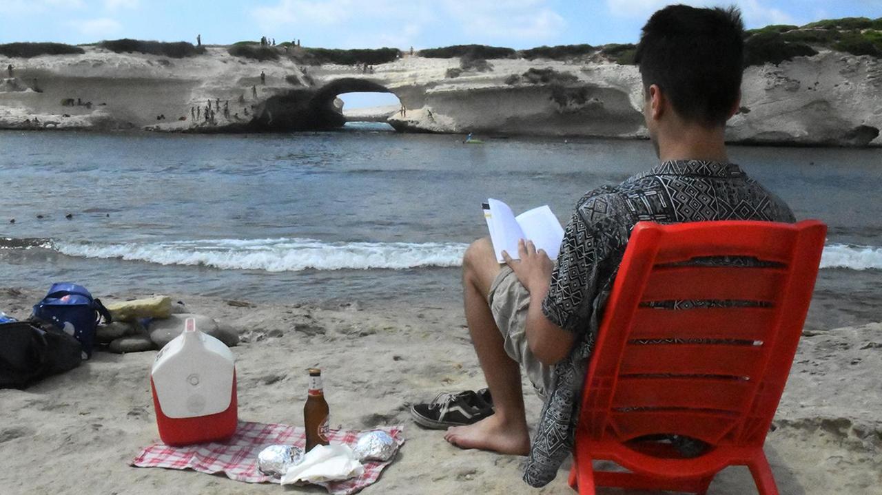 Divieto di consumare cibi e bevande nella spiaggia di S'Archittu (foto Francesco Pinna)
