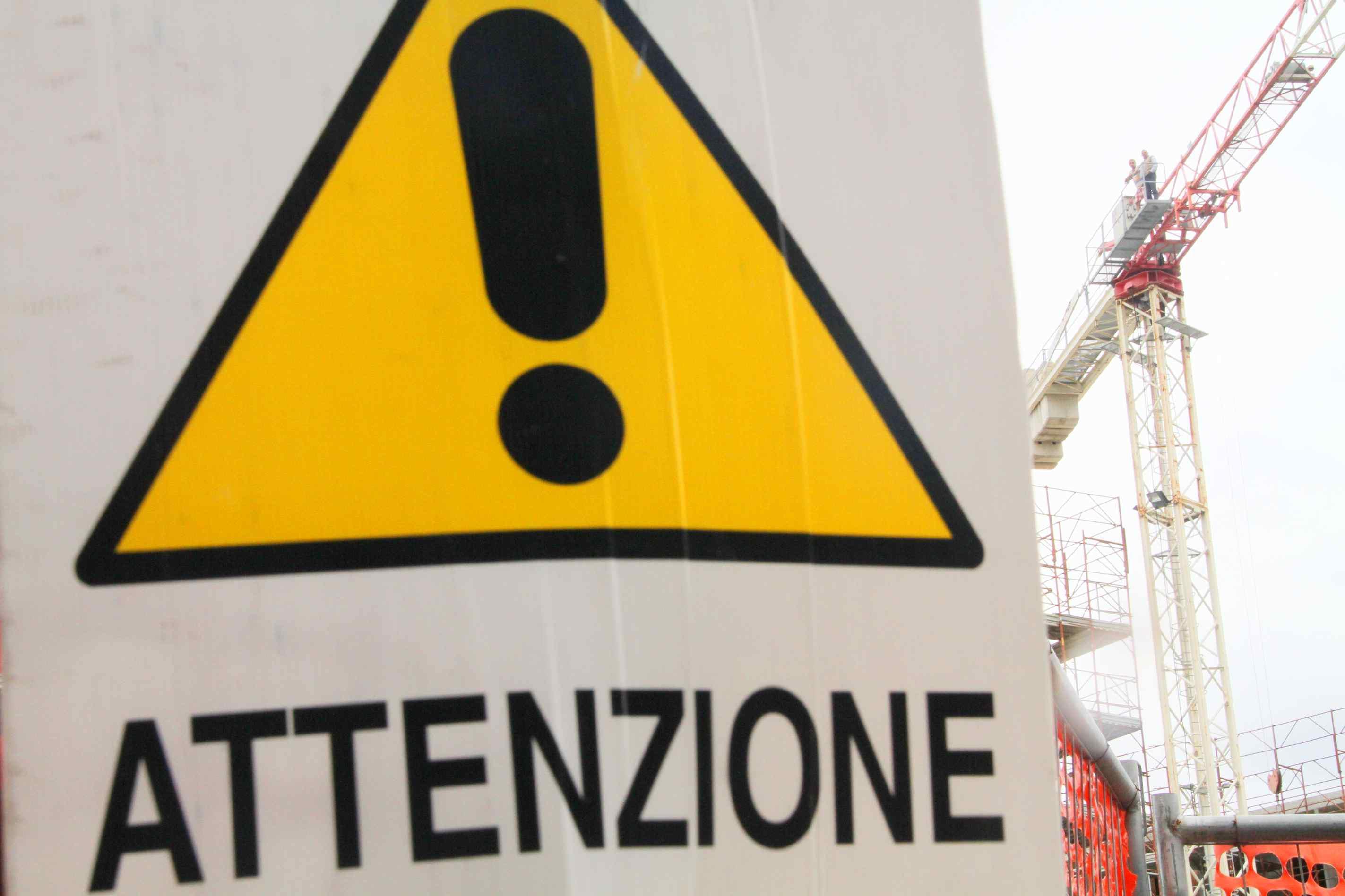 Cartello all'ingresso di un cantiere (foto d'archivio)