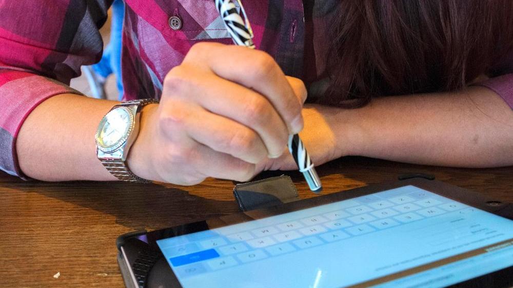 Lezioni gratis di grafica per quindici ragazzi senza più la scuola
