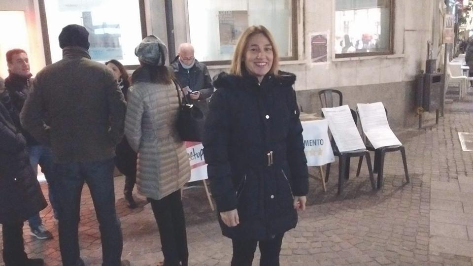 Lucia Tomasi durante un'iniziativa politica del Movimento 5 Stelle