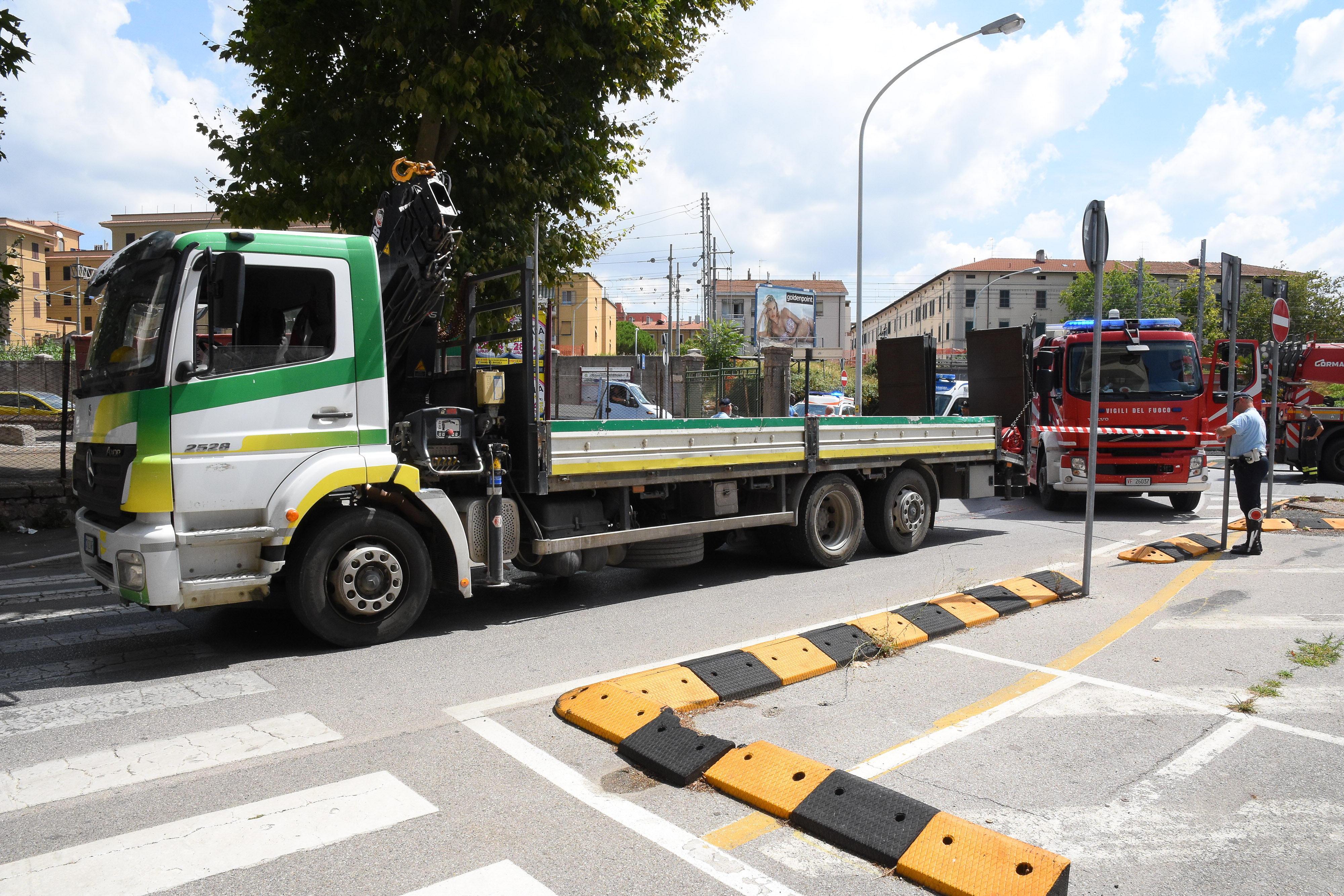 Il luogo del'incidente e il camion coinvolto