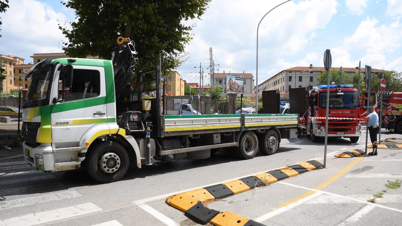 Il luogo del'incidente e il camion coinvolto