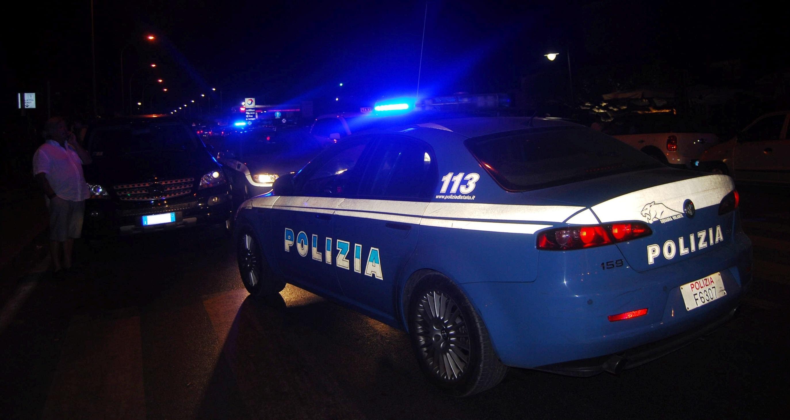 Dà un cazzotto a un passante a caso, la polizia lo trova e lo arresta 