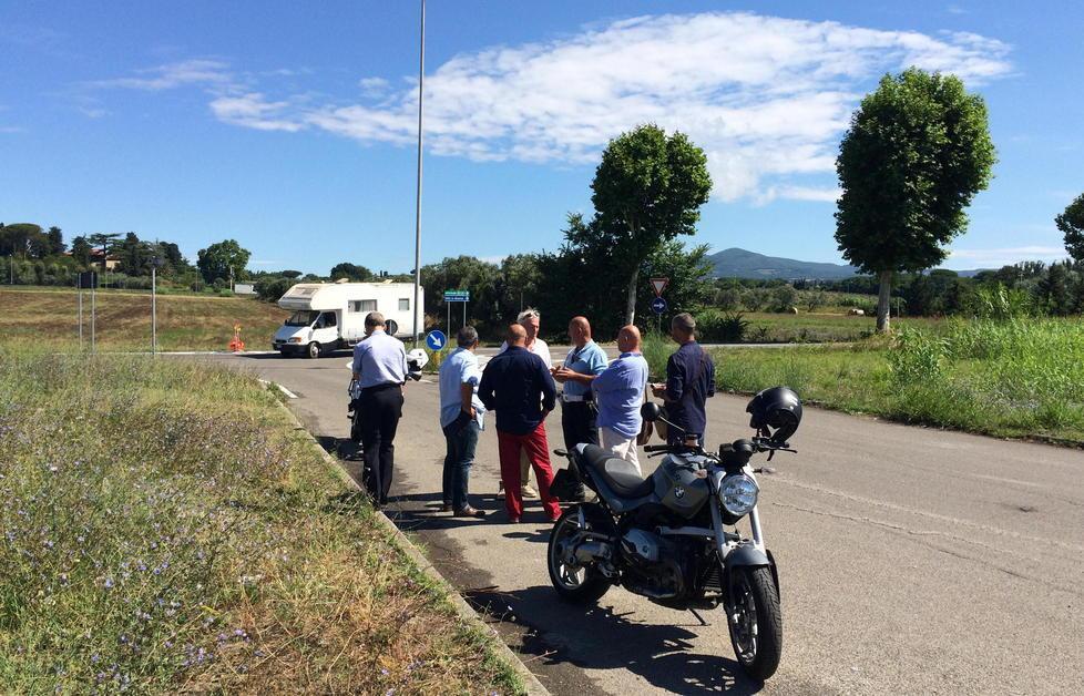 Un momento del sopralluogo in via Marie Curie