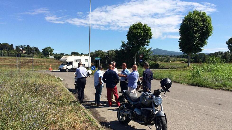 Un momento del sopralluogo in via Marie Curie