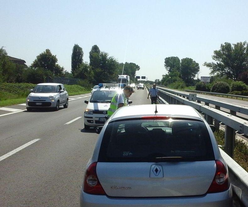 Reggio Emilia, auto in contromano in tangenziale. La 78enne: «Ho sbagliato ingresso» 