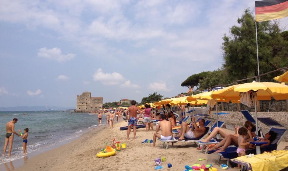 Costa Est, spiaggia coperta dai sassi Ora la soluzione che aiuta la costa 
