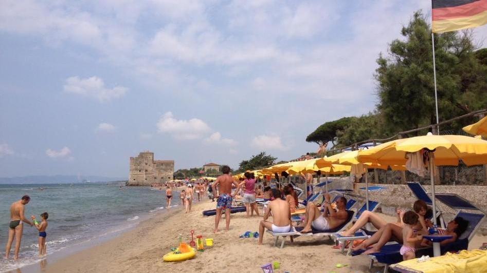 Costa Est, spiaggia coperta dai sassi Ora la soluzione che aiuta la costa
