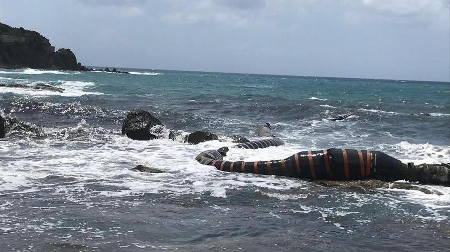 Pezzi di “tubone” lungo la spiaggia Dubbi e proteste per il ripascimento