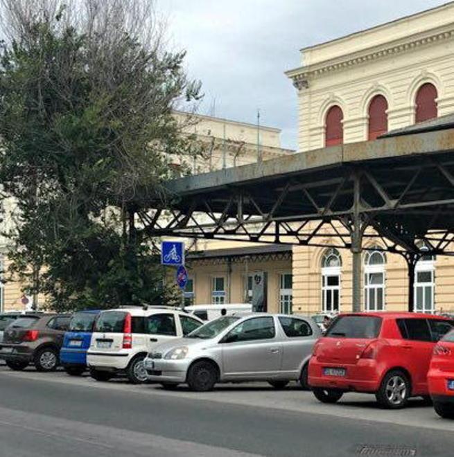 Scippato ottantenne fuori dalla stazione via 400 euro e cellulare