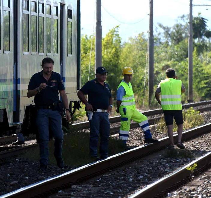 Non sente arrivare il treno Viene travolta sui binari 