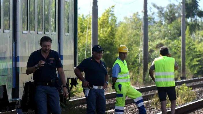 Non sente arrivare il treno Viene travolta sui binari