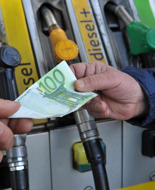 Benzina, da abolire l’imposta regionale 