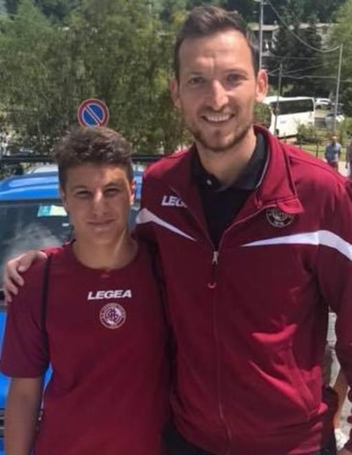 Foto, abbracci e cuori: sui monti di Fiumalbo esplode la passione per il nuovo Livorno