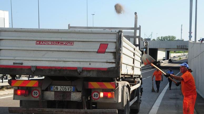 Camion perde pezzi chiuso il sottopasso
