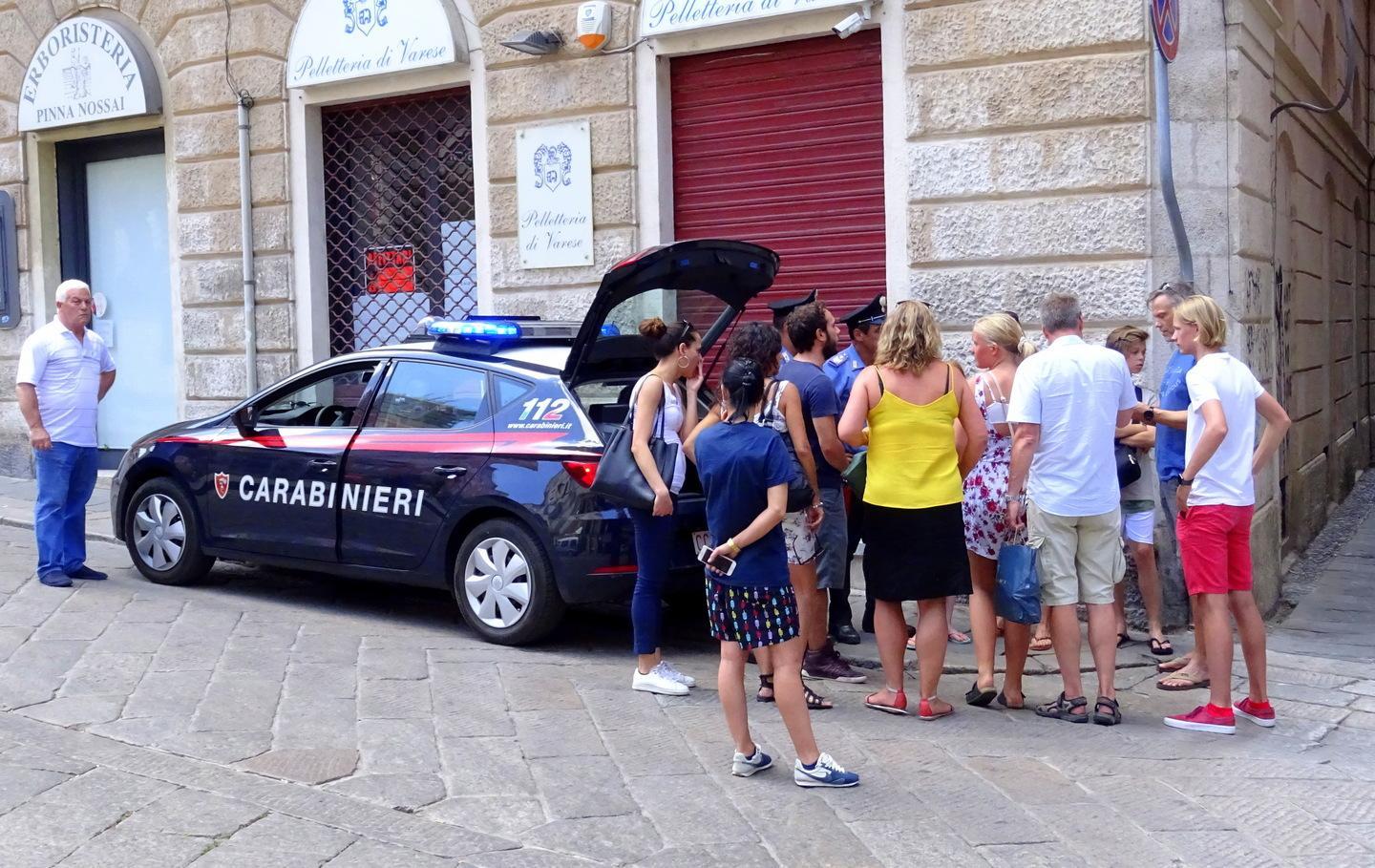 Coppia di turisti danesi scippata in piazza Azuni 