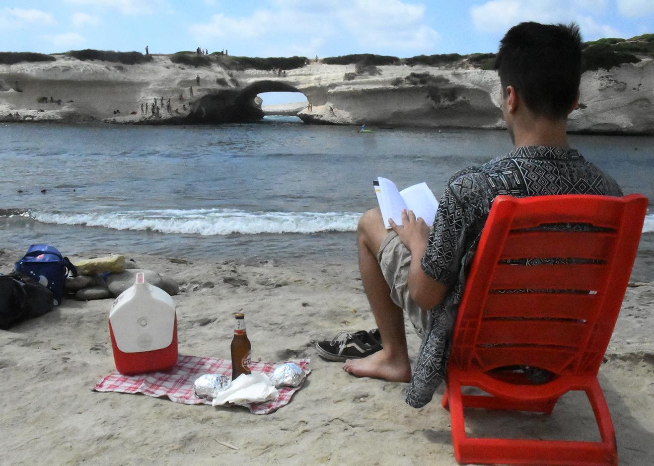 Il sindaco: «In spiaggia non si mangia più, stop a cibi e bevande» 