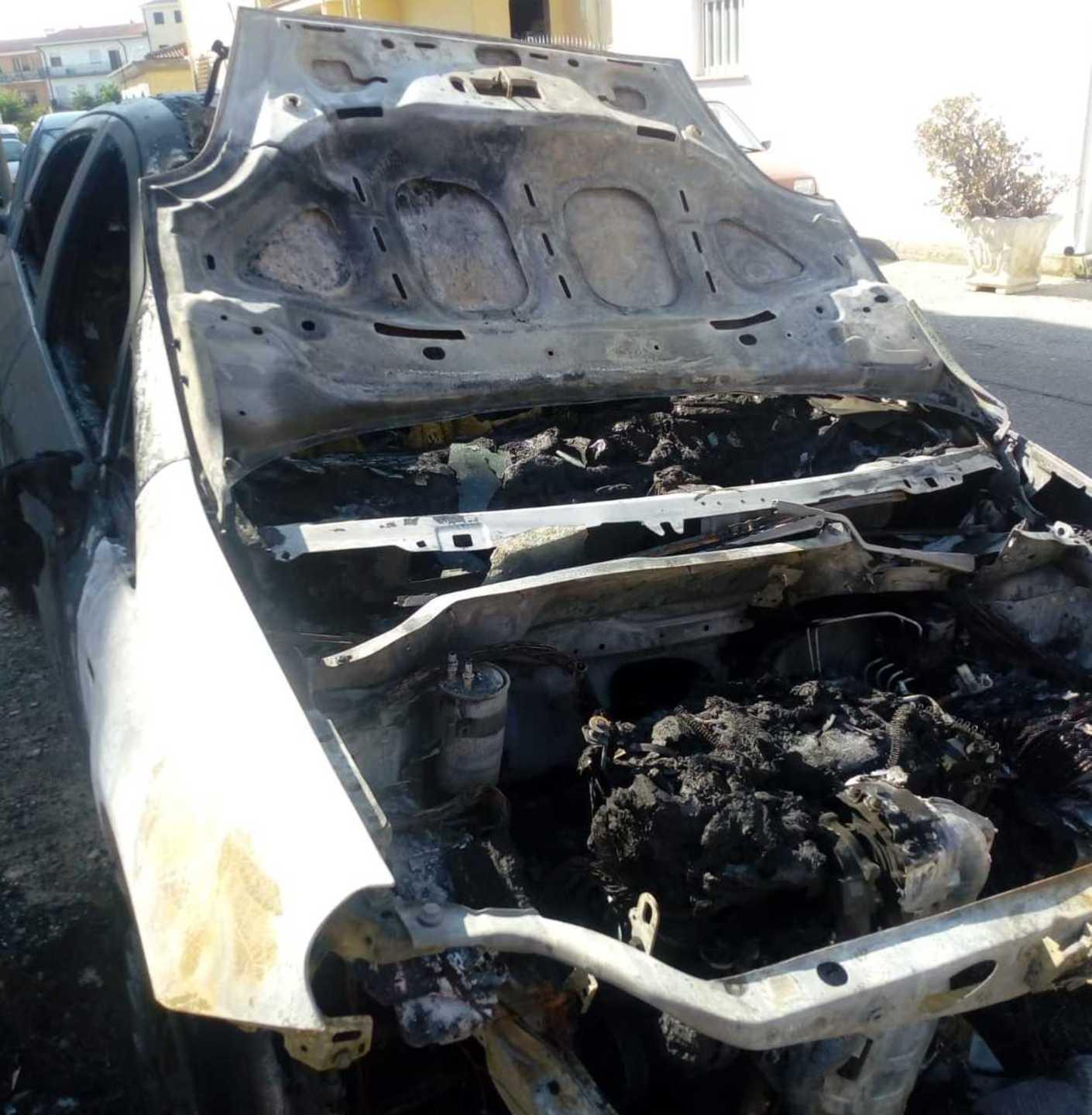 Attentatori scatenati, incendiate due auto