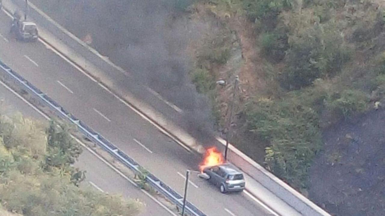 Troppo caldo, auto prende fuoco