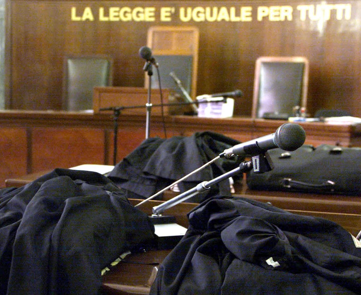 Rapina e lesioni all’ex marito una famiglia intera a processo 