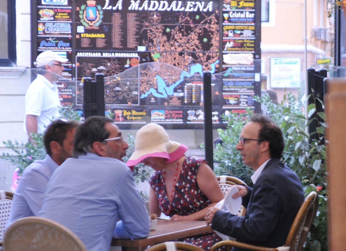 Benigni con la moglie in un bar di La Maddalena