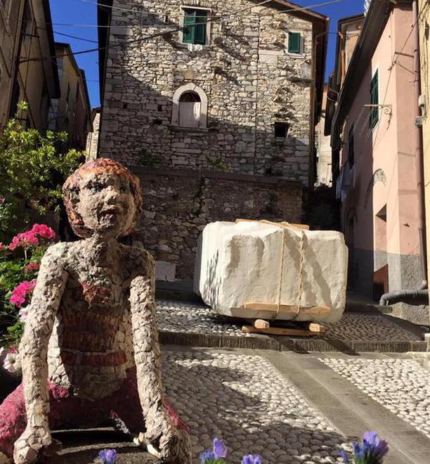 Al via “Torano Notte e Giorno” il borgo si veste di bianco marmo 