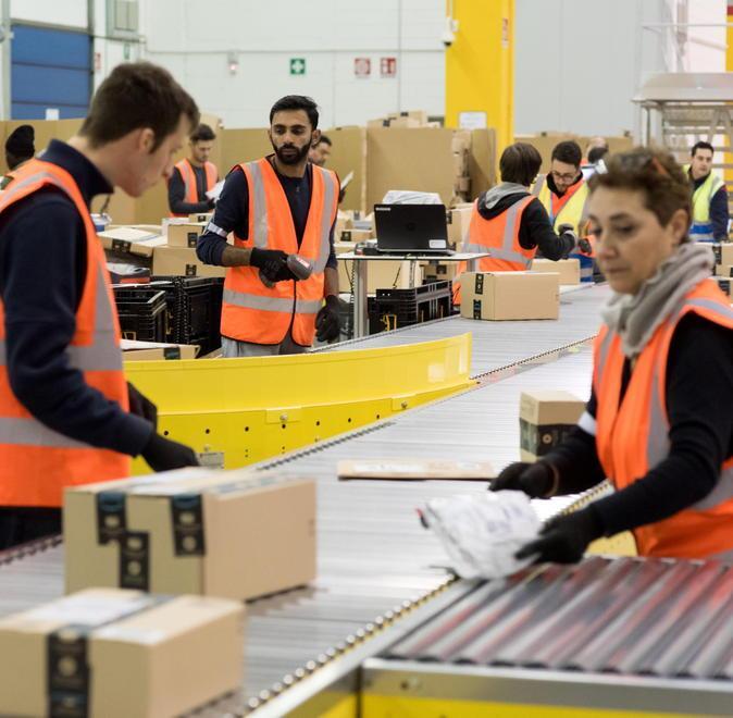 Amazon: nel nuovo centro di Calenzano dove si lavora solo di notte per 1.450 euro lordi - Video 