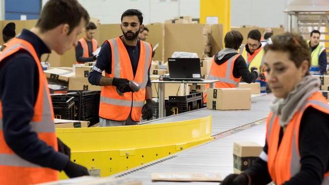 Amazon: nel nuovo centro di Calenzano dove si lavora solo di notte per 1.450 euro lordi - Video