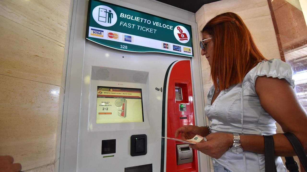 Dopo i bus, ecco il balzello sui treni Biglietti e abbonamenti sempre più cari