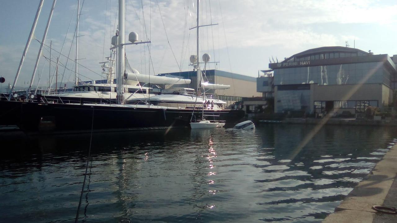 Viareggio, auto finisce nelle acque del porto - Video
